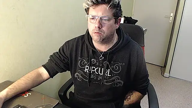 Snapshot of blueandwhite1 chatting on January 25, 2025, 8:10 pm blueandwhite1 online show from January 25, 2025, 8:10 pm