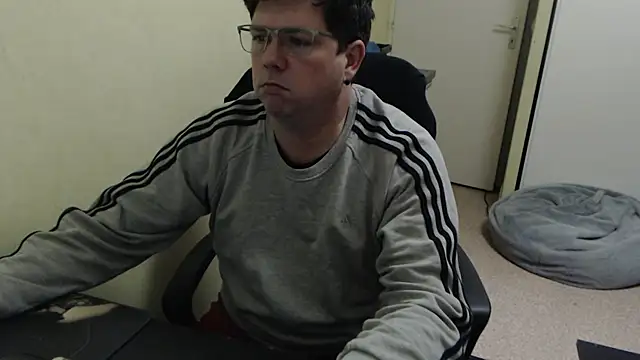 Snapshot of blueandwhite1 chatting on March 7, 2025, 8:44 pm blueandwhite1 online show from March 7, 2025, 8:44 pm