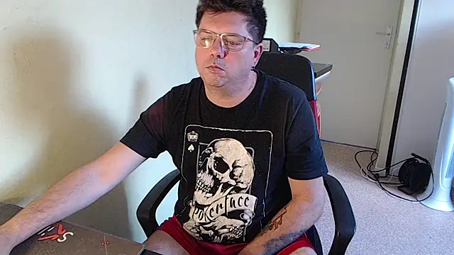 Snapshot of blueandwhite1 chatting on October 4, 2025, 7:50 am blueandwhite1 online show from October 4, 2025, 7:50 am