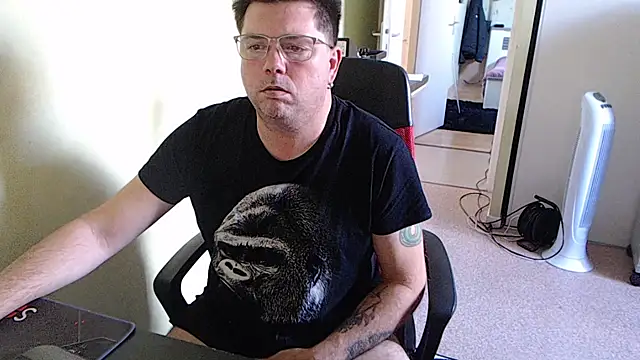 Snapshot of blueandwhite1 chatting on October 15, 2025, 3:01 pm blueandwhite1 online show from October 15, 2025, 3:01 pm