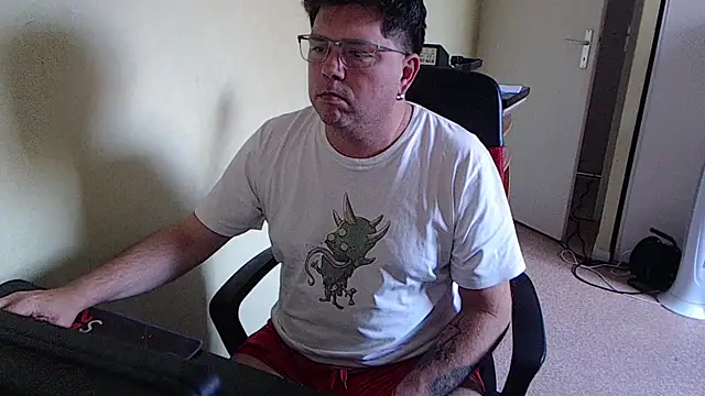 Snapshot of blueandwhite1 chatting on November 4, 2025, 3:33 pm blueandwhite1 online show from November 4, 2025, 3:33 pm