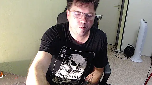 blueandwhite1 online show from November 12, 2025, 8:59 am