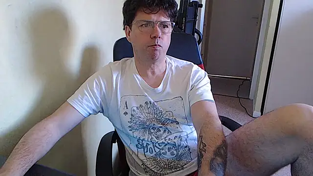 blueandwhite1 online show from April 15, 2026, 8:21 am