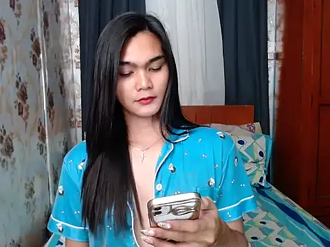 lady in moon online show from October 9, 2025, 12:58 pm