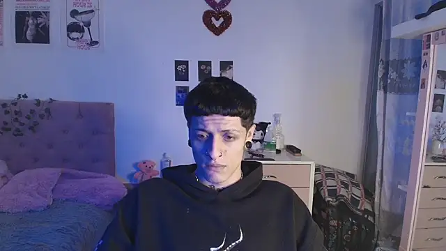 2cyboy  online show from October 1, 2025, 8:37 pm