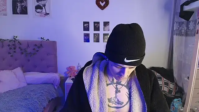 2cyboy  online show from October 6, 2025, 8:17 pm