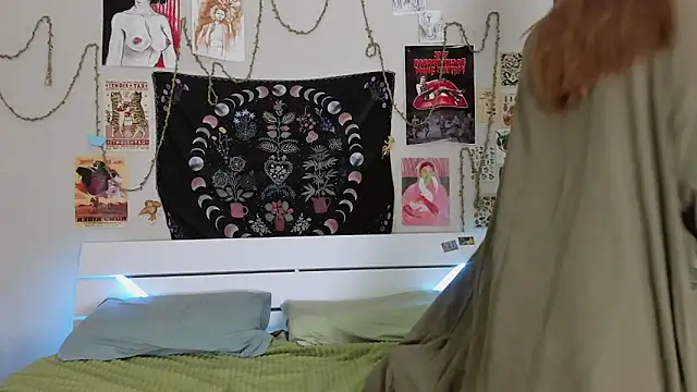 Snapshot of WonderConnie1 chatting on November 13, 2025, 12:48 pm WonderConnie1 online show from November 13, 2025, 12:48 pm