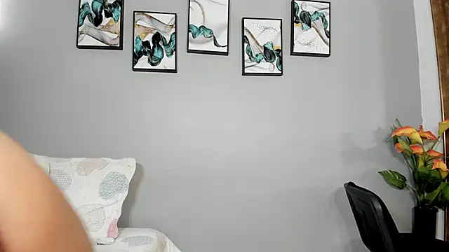 SophieW1 online show from February 7, 2026, 12:20 pm