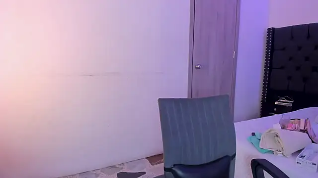 ScarletMoon1  online show from October 28, 2025, 8:33 pm