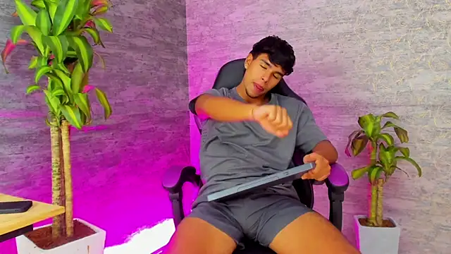 Snapshot of CHR58_ chatting on September 8, 2025, 11:37 pm CHR58 online show from September 8, 2025, 11:37 pm