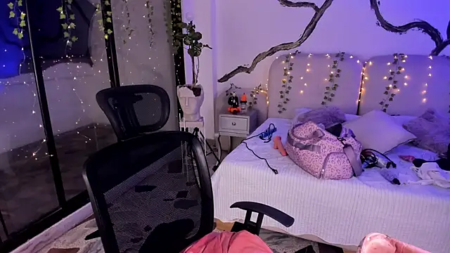 SarahCastro1  online show from October 31, 2025, 4:46 am