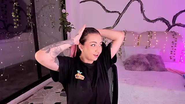 SarahCastro1  online show from November 13, 2025, 4:44 am