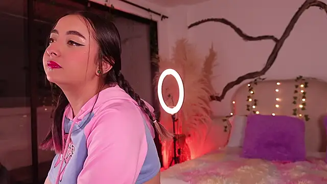 SarahCastro1  online show from December 17, 2025, 5:13 am