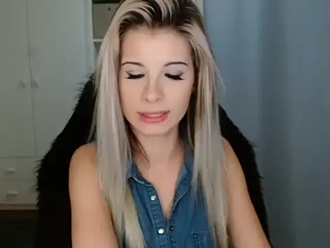 KristineGlow online show from November 18, 2025, 7:18 pm