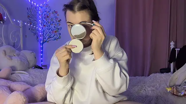 HoneyMist online show from October 26, 2025, 3:07 pm