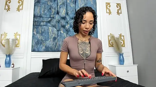 SilvanaOwen online show from September 18, 2025, 11:23 am