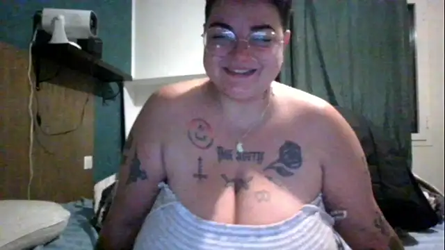 Snapshot of PirateXL chatting on May 13, 2026, 12:30 am PirateXL online show from May 13, 2026, 12:30 am