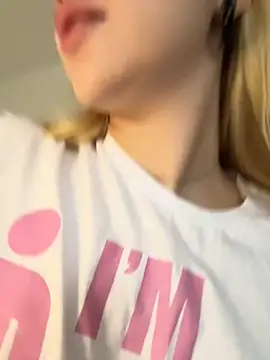 LunaMillie online show from September 25, 2025, 4:38 am