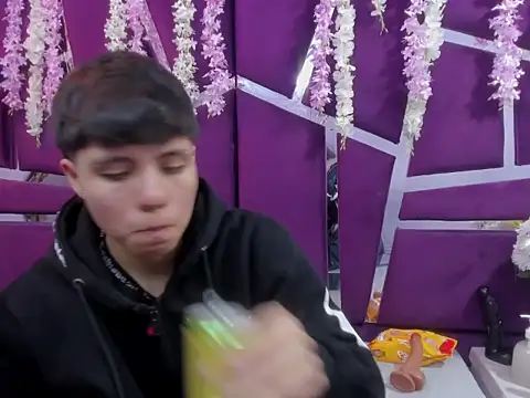 Snapshot of Bruno_Cruzz chatting on December 17, 2025, 2:06 am Bruno Cruzz online show from December 17, 2025, 2:06 am