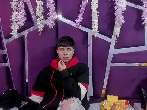 Snapshot of Bruno_Cruzz chatting on December 19, 2025, 2:51 am Bruno Cruzz online show from December 19, 2025, 2:51 am