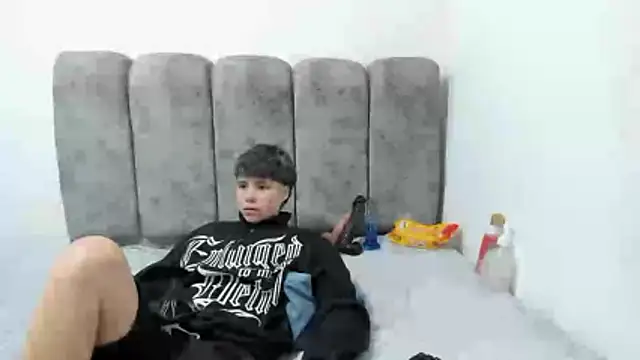 Snapshot of Bruno_Cruzz chatting on April 18, 2026, 2:26 am Bruno Cruzz online show from April 18, 2026, 2:26 am