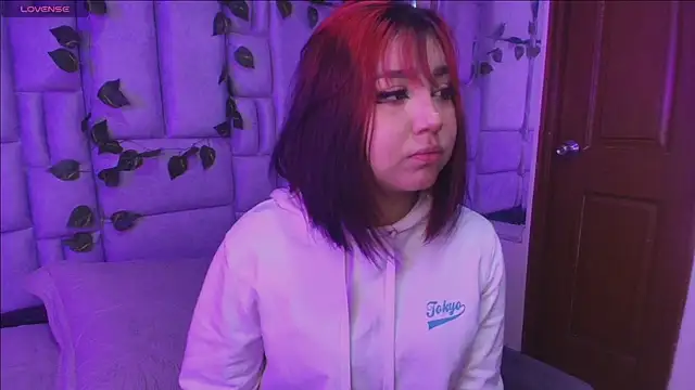 sophiievv online show from September 18, 2025, 12:18 pm