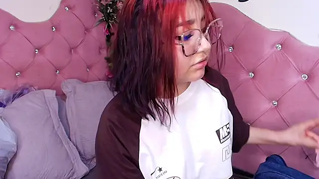 sophiievv online show from September 28, 2025, 6:57 pm