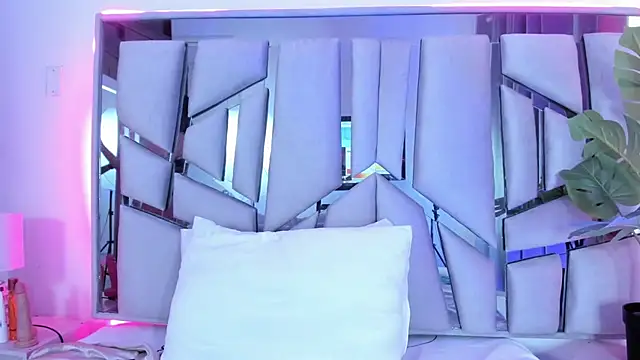  valeria saenz  online show from September 27, 2025, 7:08 pm