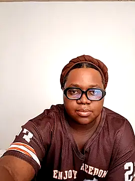 Gyminae online show from November 16, 2025, 1:06 pm