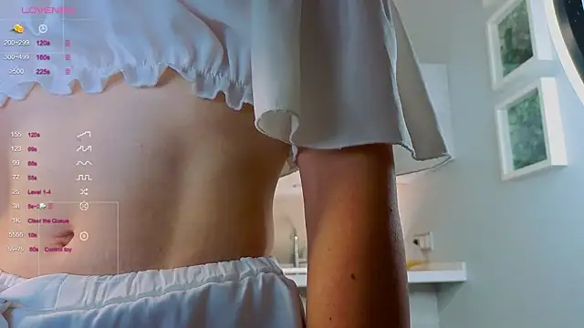 Snapshot of JuliannaWenger chatting on October 22, 2025, 4:18 pm JuliannaWenger online show from October 22, 2025, 4:18 pm