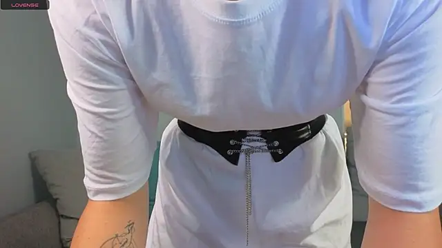 Snapshot of JuliannaWenger chatting on October 25, 2025, 4:24 pm JuliannaWenger online show from October 25, 2025, 4:24 pm