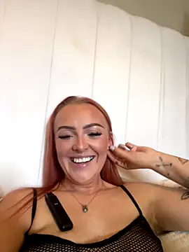 Snapshot of RedHeadRoxyUK chatting on October 24, 2025, 10:00 am RedHeadRoxyUK online show from October 24, 2025, 10:00 am