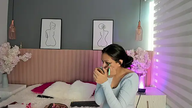 Mila Hank  online show from March 4, 2026, 12:11 pm