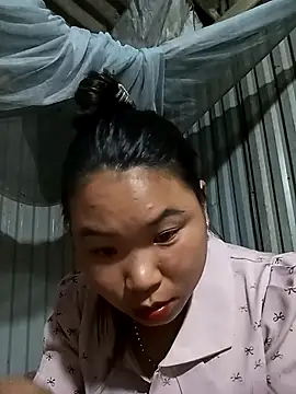 Snapshot of may-squirl chatting on October 18, 2025, 11:33 am may-squirl online show from October 18, 2025, 11:33 am