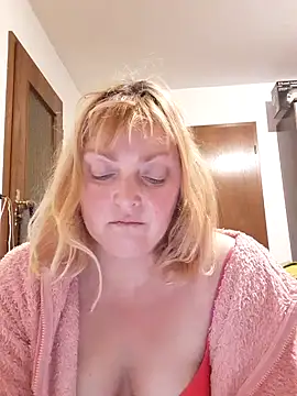 LiluLiluLilu online show from October 18, 2025, 7:36 pm