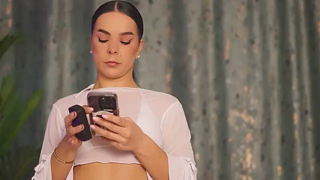 Snapshot of DeniseBlu chatting on October 10, 2025, 4:44 am DeniseBlu online show from October 10, 2025, 4:44 am