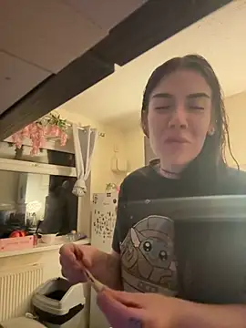 valentinalamont online show from September 17, 2025, 10:00 pm