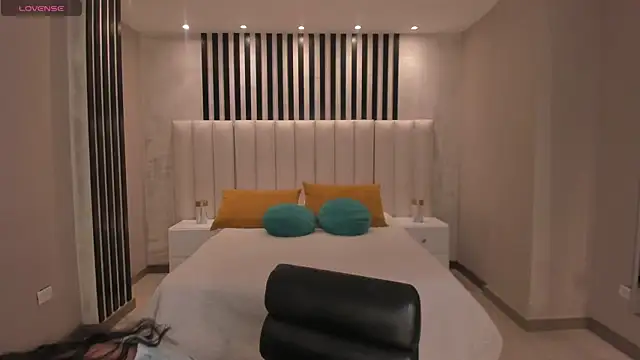 LaurentConnor online show from November 14, 2025, 3:38 am