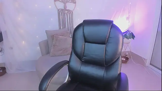 Ginni charlotte online show from April 18, 2026, 3:43 am