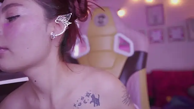 Rebecah 1 online show from November 27, 2025, 3:58 pm