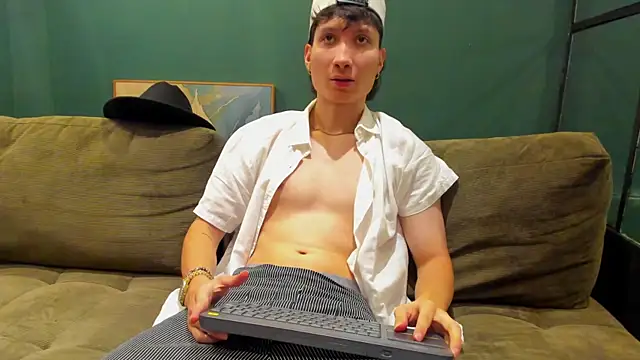 Snapshot of enzo_steel chatting on October 17, 2025, 1:42 am enzo steel online show from October 17, 2025, 1:42 am