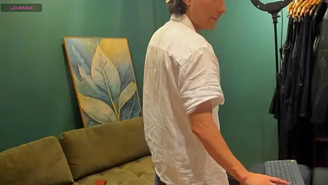 Snapshot of enzo_steel chatting on October 19, 2025, 6:52 pm enzo steel online show from October 19, 2025, 6:52 pm