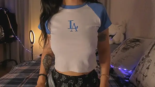 ArianaWalker77 online show from November 4, 2025, 6:40 pm