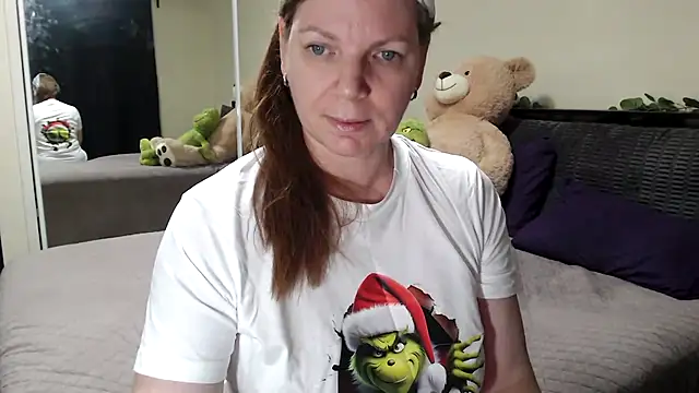 aussiepeaches online show from December 2, 2025, 11:04 am