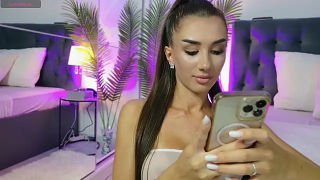 JuliaQuin online show from September 14, 2025, 6:51 pm