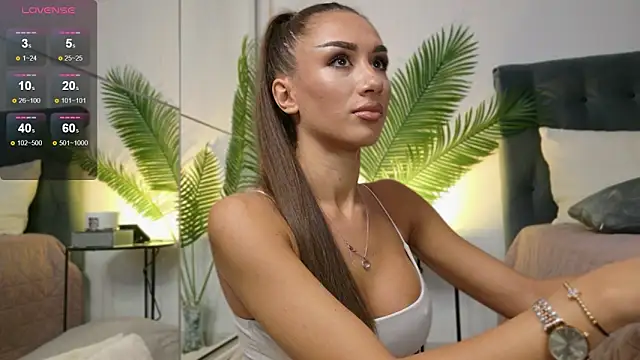 JuliaQuin online show from October 6, 2025, 2:20 am