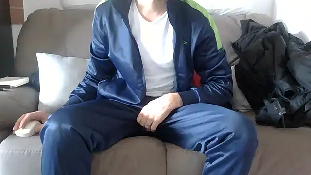 Amicisegreti online show from January 15, 2026, 9:58 am