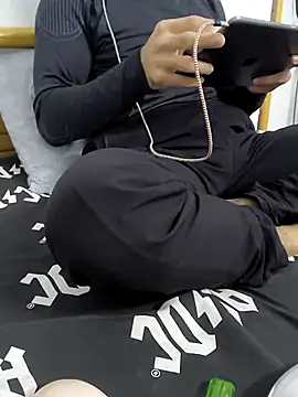 yazinyazin1 online show from November 27, 2025, 1:18 am