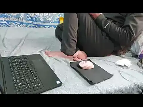 yazinyazin1 online show from February 19, 2026, 1:07 pm