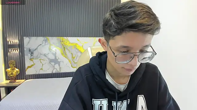 SantiagoRusso18 online show from September 15, 2025, 1:11 pm